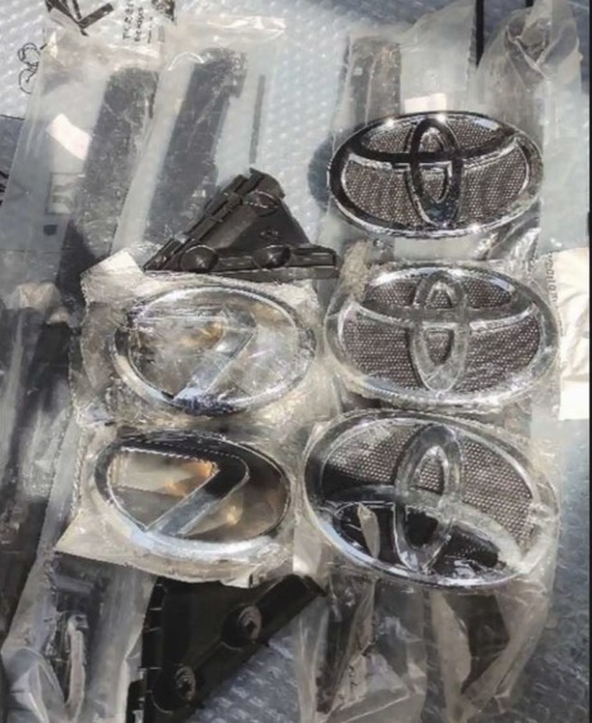 Передний знак от Lexus RX350 2004-2009